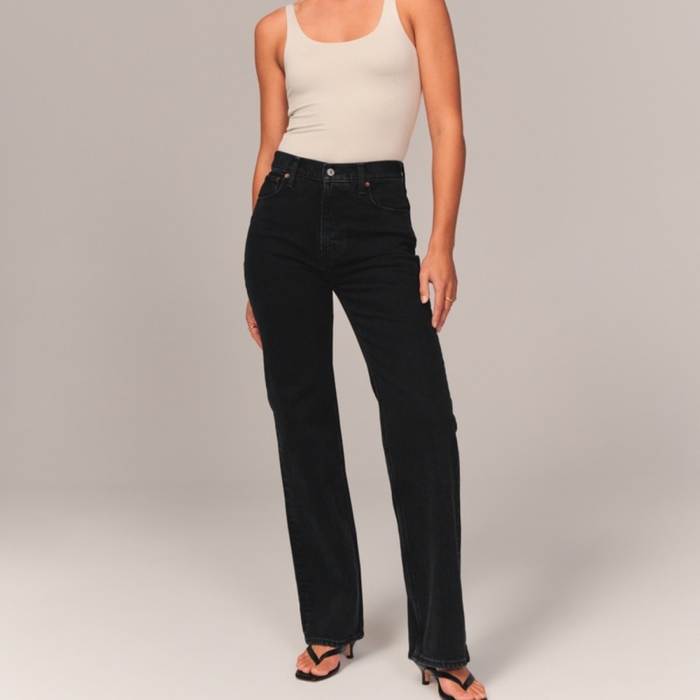 EUC (worn 2x)Abercrombie 90s relaxed HW jeans  Black 28 Short ~$90 SOLD OUT